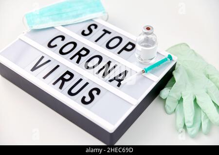 scatola luminosa con le parole di attenzione del coronavirus di arresto Foto Stock