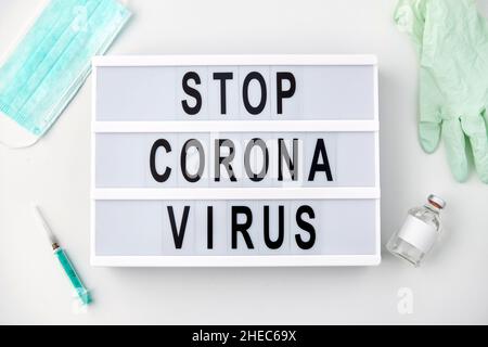 scatola luminosa con le parole di attenzione del coronavirus di arresto Foto Stock