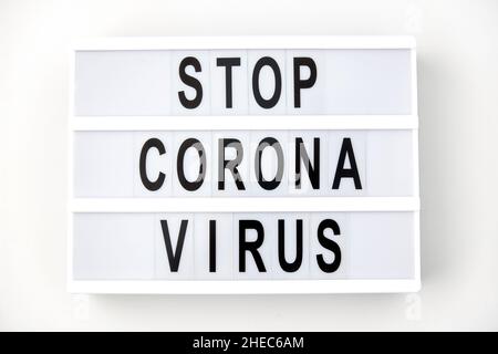 scatola luminosa con le parole di attenzione del coronavirus di arresto Foto Stock