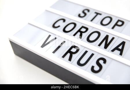 primo piano di lightbox con stop corona virus parole Foto Stock