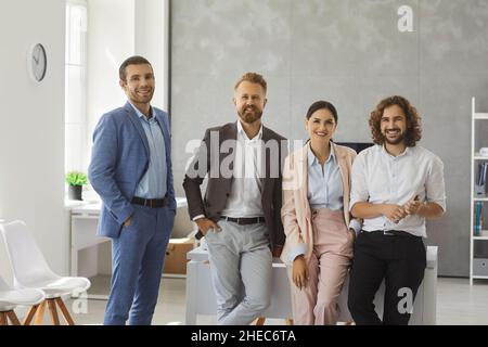 Ritratto di diversi dipendenti aziendali sorridenti in ufficio Foto Stock
