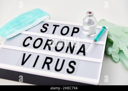 scatola luminosa con le parole di attenzione del coronavirus di arresto Foto Stock