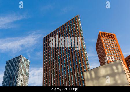 Costruzione di blocchi grattacieli in nove Elms area, Vauxhall, Londra UK nel mese di dicembre - area di grande rigenerazione Foto Stock