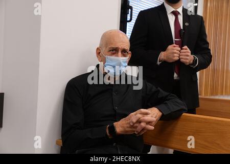 Tel Aviv, Israele. 10th Jan 2022. L'ex primo ministro israeliano Ehud Olmert è stato osservato nella Corte del Magistrato di Tel Aviv durante un'audizione preliminare nella causa di diffamazione lunedì 10 gennaio 2022 a Tel Aviv, Israele. L'ex primo ministro israeliano Benjamin Netanyahu ha presentato una causa contro l'ex primo ministro Ehud Olmert. Pool Photo by Avshalom Sassoni/UPI Credit: UPI/Alamy Live News Foto Stock