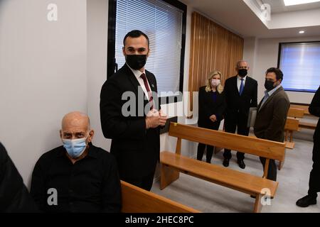 Tel Aviv, Israele. 10th Jan 2022. L'ex primo ministro israeliano Ehud Olmert (L) è stato osservato nella Corte del Magistrato di Tel Aviv durante un'audizione preliminare nella causa di diffamazione lunedì 10 gennaio 2022 a Tel Aviv, Israele. L'ex primo ministro israeliano Benjamin Netanyahu (2nd, R) ha presentato una causa contro l'ex primo ministro Ehud Olmert. Pool Photo by Avshalom Sassoni/UPI Credit: UPI/Alamy Live News Foto Stock