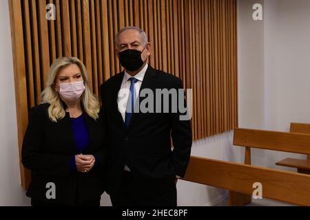 Tel Aviv, Israele. 10th Jan 2022. L'ex primo ministro israeliano Benjamin Netanyahu e sua moglie Sarah sono stati visti nella Corte del Magistrato di Tel Aviv durante un'audizione preliminare nella causa di diffamazione lunedì 10 gennaio 2022 a Tel Aviv, Israele. Netanyahu ha presentato una causa contro l'ex primo ministro Ehud Olmert. Pool Photo by Avshalom Sassoni/UPI Credit: UPI/Alamy Live News Foto Stock