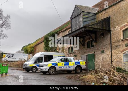 Westbury Leigh, Westbury, Wiltshire, UK,10th Gennaio 2022 veicoli di polizia e furgoni forensi fuori dall'edificio dove una grande quantità di piante di cannabis sono state trovate dopo un incendio causato da un veicolo che colpisce un pilone di elettricità nel fine settimana Credit Estelle Bowden/Alamy Live news Foto Stock