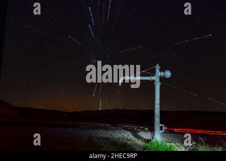 Fotografia notturna sulla fontana della stazione ferroviaria di Alamedilla. Foto Stock