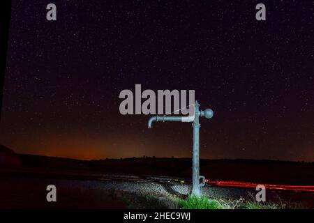 Fotografia notturna sulla fontana della stazione ferroviaria di Alamedilla. Foto Stock