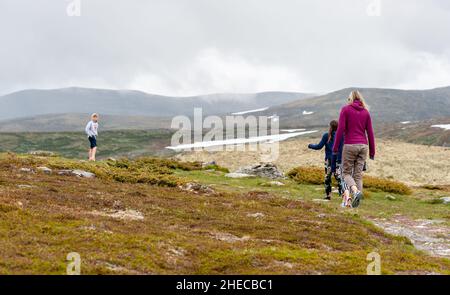 Escursioni in famiglia in montagna, Aurlandsfjellet, Norvegia Foto Stock