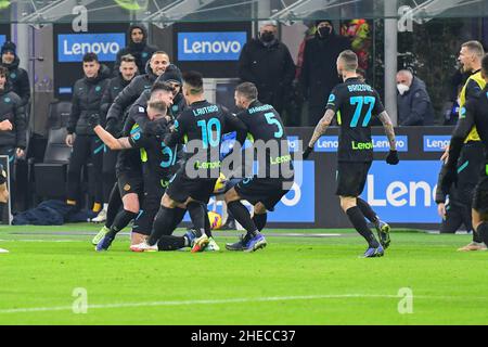 Milano, Italia. 09th Jan 2022. Milano Skriniar (37) di Inter segna per il 2-1 e festeggia con i compagni di squadra durante la Serie Una partita tra Inter e Lazio a Giuseppe Meazza di Milano. (Photo Credit: Gonzales Photo/Alamy Live News Foto Stock