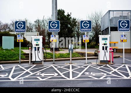 Punti di ricarica per auto elettriche Gridserve, stazione di servizio dello chef Watford Gap Road su M1, Inghilterra Foto Stock