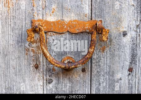 Vecchio battente porta su una porta di legno a Santanyí, Maiorca, Maiorca, Isole Baleari, Spagna Foto Stock