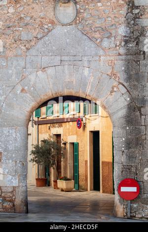 Porta Murada a Santanyí, Maiorca, Maiorca, Isole Baleari, Spagna Foto Stock