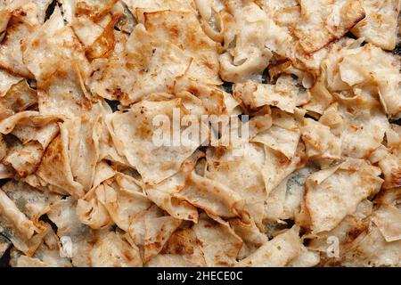 Brasato piatto in pezzi imbevuti di grasso da forno, sugo di tacchino, cucina tradizionale croata, mlinci Foto Stock