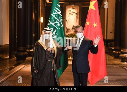 Nanjing, la provincia cinese di Jiangsu. 10th Jan 2022. Il consigliere di Stato cinese e il ministro degli Esteri Wang Yi ha avuto colloqui con il ministro degli Esteri Saudita Prince Faisal bin Farhan al Saud a Wuxi, provincia cinese orientale di Jiangsu, 10 gennaio 2022. Credit: Ji Chunpeng/Xinhua/Alamy Live News Foto Stock