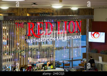 Cartello / segnaletica al Red Lion Wetherspoon / Wetherspoons Pub / ristorante / Public House, presso l'aeroporto di Gatwick di Londra North Terminal, Crawley. REGNO UNITO. (128) Foto Stock