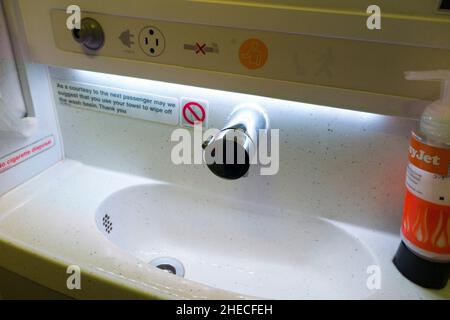 Lavabo (che accompagna la toilette / loo / toilette ) rubinetto, distributore di sapone su un aereo Airbus A320 / aereo / aereo / aereo volo. (128) Foto Stock