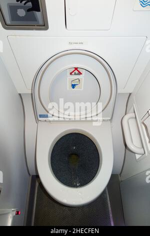 Servizi igienici con sedile sollevato / loo / toilette di un aereo Airbus A320 su un volo aereo / aereo / aereo. (128) Foto Stock