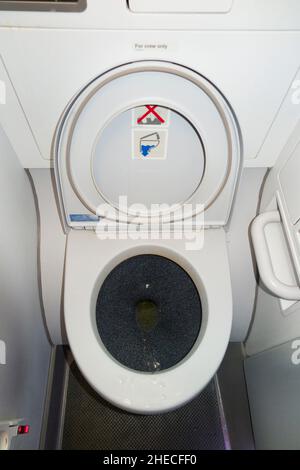 Servizi igienici con sedile sollevato / loo / toilette di un aereo Airbus A320 su un volo aereo / aereo / aereo. (128) Foto Stock