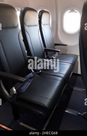 Posto vuoto / fila di posti vacanti su Airbus A319 / A320 aereo / aereo / cabina aereo durante un volo. Il velivolo era pieno al 50%, quindi a metà capacità. (128) Foto Stock