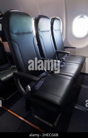 Posto vuoto / fila di posti vacanti su Airbus A319 / A320 aereo / aereo / cabina aereo durante un volo. Il velivolo era pieno al 50%, quindi a metà capacità. (128) Foto Stock