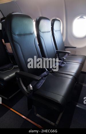 Posto vuoto / fila di posti vacanti su Airbus A319 / A320 aereo / aereo / cabina aereo durante un volo. Il velivolo era pieno al 50%, quindi a metà capacità. (128) Foto Stock