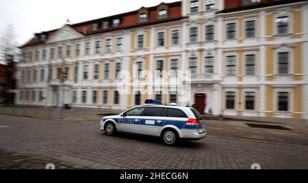 Magdeburg, Germania. 10th Jan 2022. Un veicolo di polizia passa davanti al parlamento di Stato della Sassonia-Anhalt. L'edificio principale del parlamento di Stato della Sassonia-Anhalt è stato evacuato. In precedenza, una minaccia di bomba era stata ricevuta per posta elettronica tramite una cassetta postale centrale, come ha confermato una portavoce del parlamento alla Deutsche Presse-Agentur. Credit: Ronny Hartmann/dpa/Alamy Live News Foto Stock