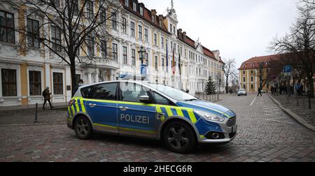 Magdeburg, Germania. 10th Jan 2022. Un veicolo di polizia blocca la strada di accesso al parlamento di Stato della Sassonia-Anhalt. L'edificio principale del parlamento di Stato della Sassonia-Anhalt è stato evacuato. In precedenza, una minaccia di bomba era stata ricevuta per posta elettronica tramite una cassetta postale centrale, come ha confermato una portavoce del parlamento alla Deutsche Presse-Agentur. Credit: Ronny Hartmann/dpa/Alamy Live News Foto Stock