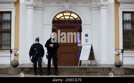 Magdeburg, Germania. 10th Jan 2022. Gli ufficiali di polizia assicurano l'ingresso al parlamento di Stato della Sassonia-Anhalt. L'edificio principale del parlamento di Stato della Sassonia-Anhalt è stato evacuato. In precedenza, una minaccia di bomba era stata ricevuta per posta elettronica tramite una cassetta postale centrale, come ha confermato una portavoce del parlamento alla Deutsche Presse-Agentur. Credit: Ronny Hartmann/dpa/Alamy Live News Foto Stock