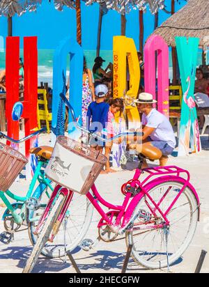Holbox Messico 21. Dicembre 2021 lettere di benvenuto colorate e segno sulla splendida isola di Holbox sabbia e spiaggia con onde acque turchesi e blu Foto Stock
