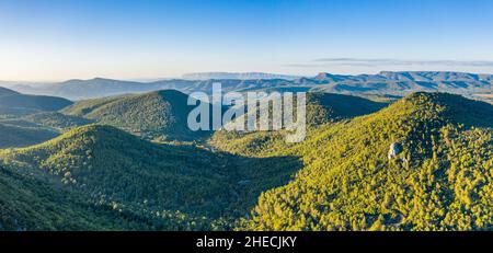 Francia, Var, Parco Naturale Regionale di Sainte Baume, il Massif de la Sainte Baume, la Foresta di Stato di Sainte Baume e la montagna di Sainte Victoire (aeria Foto Stock