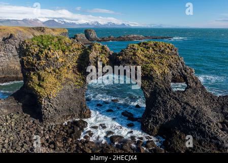 Islanda, Regione di Vesturland, Penisola di Snaefellsnes, Arnarstapi, Gatklettur, Arco di Hellnar Foto Stock