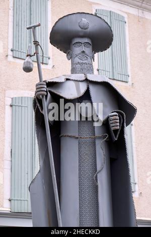 Francia, Pirenei Atlantici, Bearn, Oloron Sainte Marie, la statua di San Giacomo, una struttura metallica che rappresenta un pellegrino, ricordando ai visitatori che Oloron è al crocevia di Arles e Piemonte sui sentieri di San Giacomo di Compostelle Foto Stock