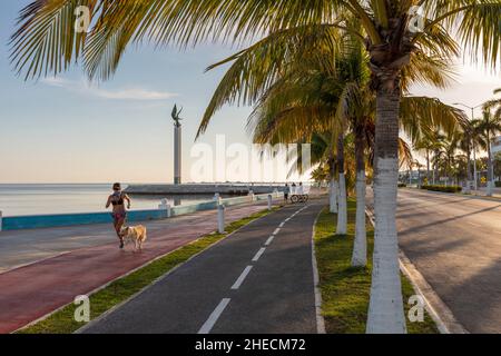 Messico, Campeche, città murata classificato come patrimonio mondiale dell'UNESCO, pareggiatore vicino El Angel Maya statua dell'artista Jorge Marin sul Golfo del Messico Foto Stock