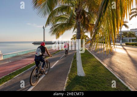 Messico, Campeche, città murata classificato come patrimonio mondiale dell'UNESCO, ciclisti vicino El Angel Maya statua dell'artista Jorge Marin sul Golfo del Messico Foto Stock