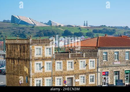 Spagna, Galizia, Santiago de Compostela, la città vecchia (patrimonio mondiale dell'UNESCO), la costruzione della stazione ferroviaria e Cidade da Cultura de Galizia sullo sfondo Foto Stock