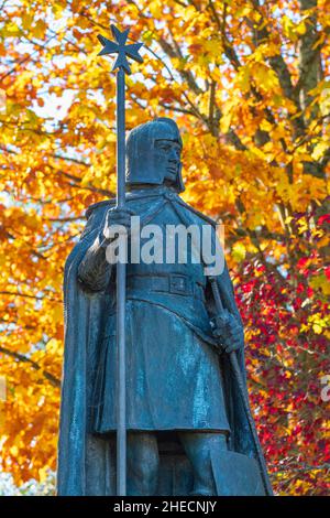 Spagna, Galizia, Santiago de Compostela, quartiere di San Lazaro, statua di un pellegrino templare sul Camino Franc, percorso spagnolo del pellegrinaggio a Santiago de Compostela, patrimonio mondiale dell'UNESCO Foto Stock