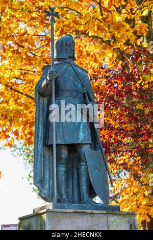 Spagna, Galizia, Santiago de Compostela, quartiere di San Lazaro, statua di un pellegrino templare sul Camino Franc, percorso spagnolo del pellegrinaggio a Santiago de Compostela, patrimonio mondiale dell'UNESCO Foto Stock