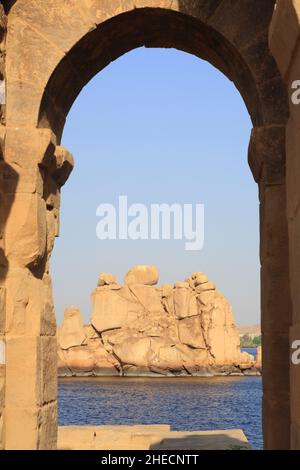 Egitto, Alto Egitto, Nubia, valle del Nilo, Assuan, Isola di Agilka, vista dalla porta di Diocleziano del tempio di Philae (patrimonio mondiale dell'UNESCO) sui dintorni situati tra la vecchia diga di Assuan e la diga di Assuan Foto Stock