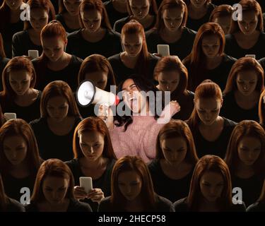 Vista dall'alto della folla grigia di persone identiche e di una ragazza speciale che gridano al megafono. Concetto di differenza e diversità. Foto Stock