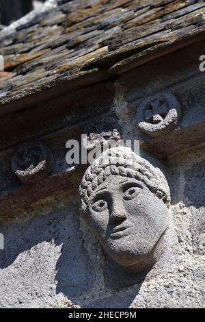 Francia, Aveyron, Carladez, Mur-de-Barrez, Brommes, Chiesa romanica (13th secolo), modillon Foto Stock
