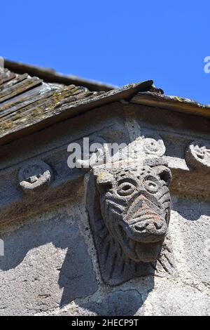 Francia, Aveyron, Carladez, Mur-de-Barrez, Brommes, Chiesa romanica (13th secolo), modillon Foto Stock