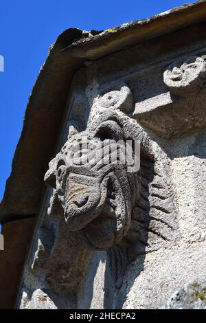 Francia, Aveyron, Carladez, Mur-de-Barrez, Brommes, Chiesa romanica (13th secolo), modillon Foto Stock