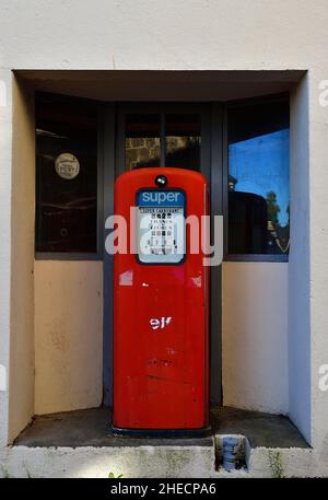 Francia, Aveyron, Carladez, vecchia pompa benzina Foto Stock