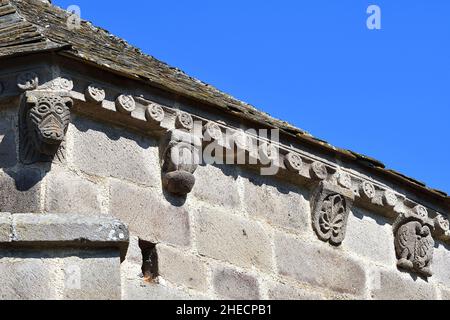 Francia, Aveyron, Carladez, Mur-de-Barrez, Brommes, Chiesa romanica (13th secolo), modillons Foto Stock