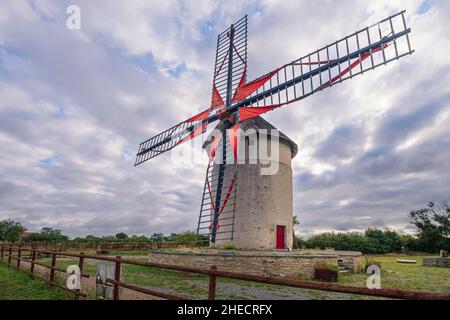 Francia, Nievre, Saint-Pierre-le-Moutier, tappa sulla via Lemovicensis o Vezelay, uno dei modi principali per Santiago de Compostela, Les Eventees mulino a vento Foto Stock