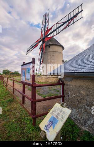 Francia, Nievre, Saint-Pierre-le-Moutier, tappa sulla via Lemovicensis o Vezelay, uno dei modi principali per Santiago de Compostela, Les Eventees mulino a vento Foto Stock