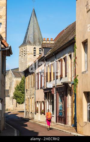 Francia, Nievre, Saint-Pierre-le-Moutier, escursione sulla via Lemovicensis o Vezelay, uno dei modi principali per Santiago de Compostela, chiesa di Saint-Pierre sullo sfondo Foto Stock