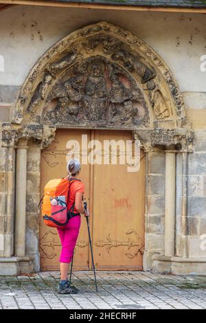 Francia, Nievre, Saint-Pierre-le-Moutier, escursione sulla via Lemovicensis o Vezelay, uno dei modi principali per Santiago de Compostela, timpano porta nord della chiesa di Saint-Pierre Foto Stock